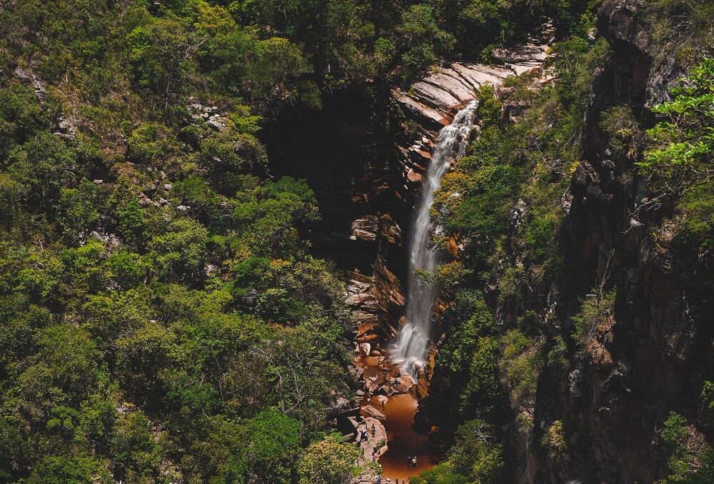 Foto aérea de cachoeira na Chapada Diamantina