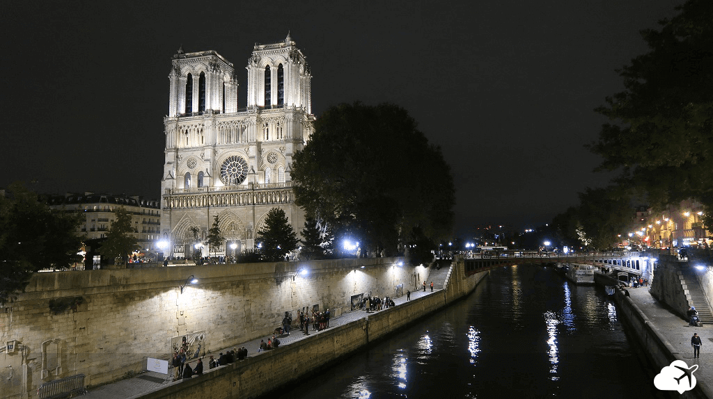 Bela vista noturna de Notre Dame
