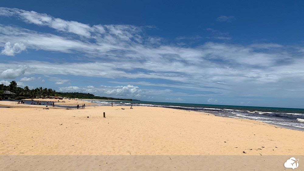 Foto da Praia dos Coqueiros mostrando o mar 
