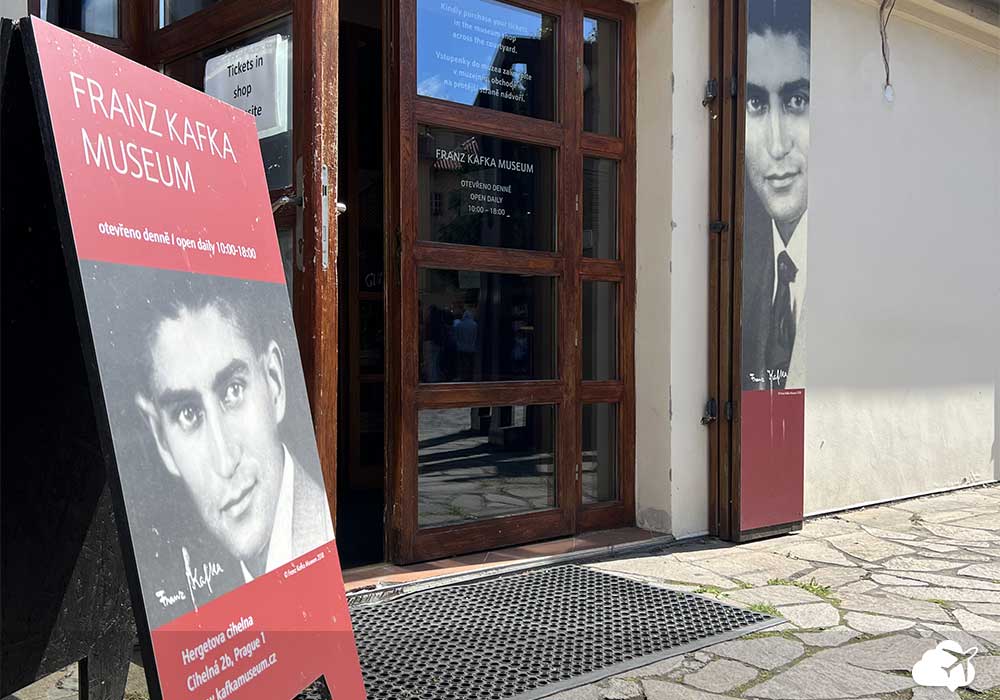 Entrada do Museu de Franz Kafka com placa indicativa
