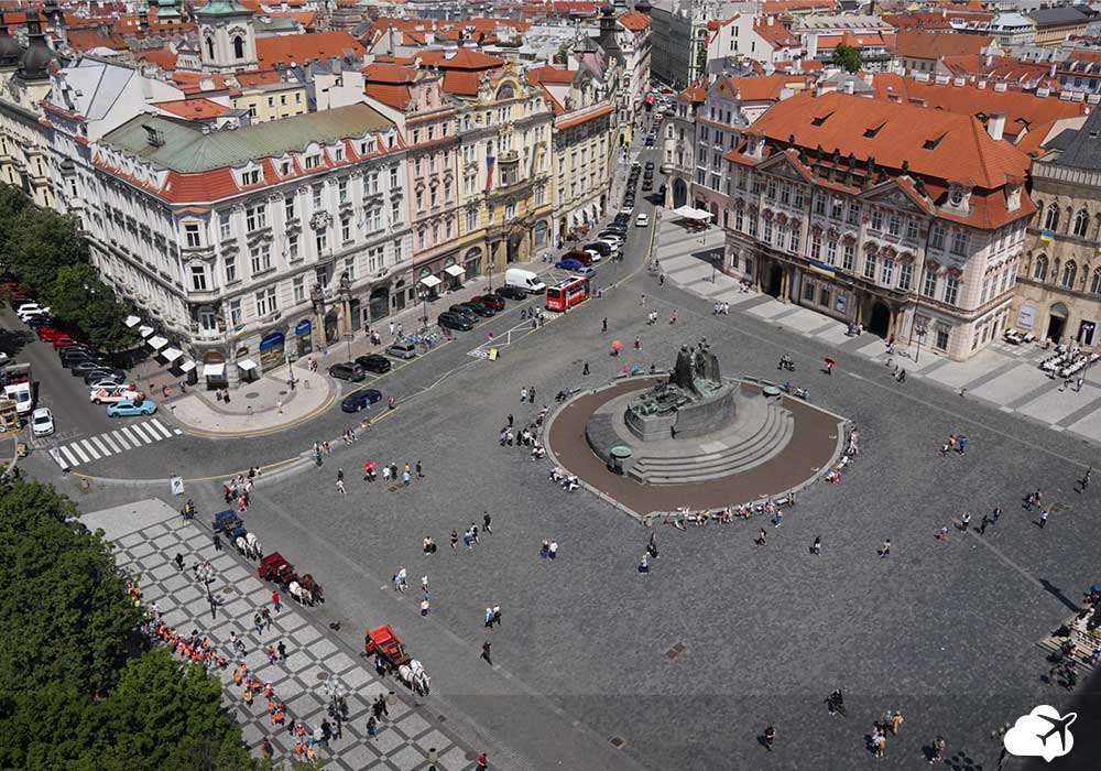 Vista de cima da Old Town Square com prédios históricos ao redor