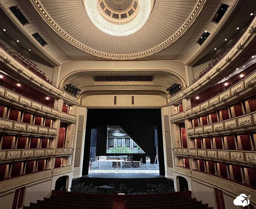 Palco da ópera com visão ampla dos assentos da plateia e o teto oval com detalhes