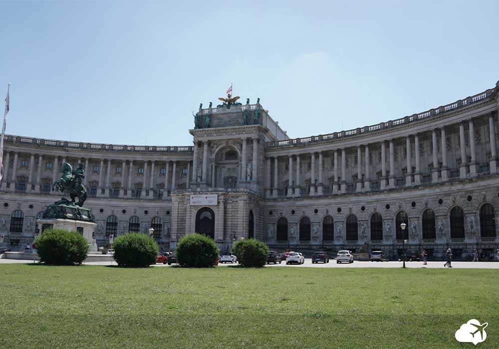 Fachada do Palácio Imperial de Viena com gramado a frente