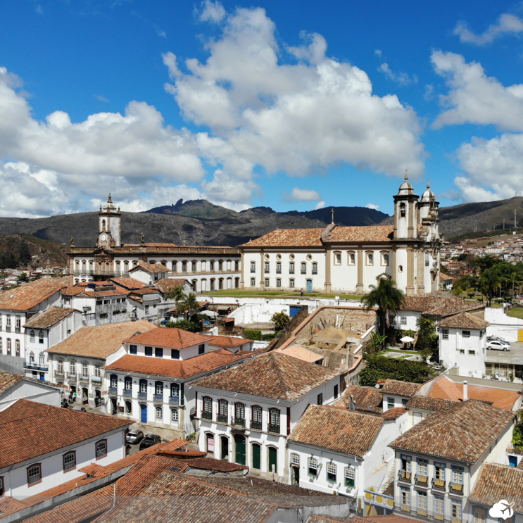 Foto de Ouro Preto com o Museu da Inconfidência, Igreja de Nossa Senhora do Carmo e ao fundo o Pico do Itacolomi