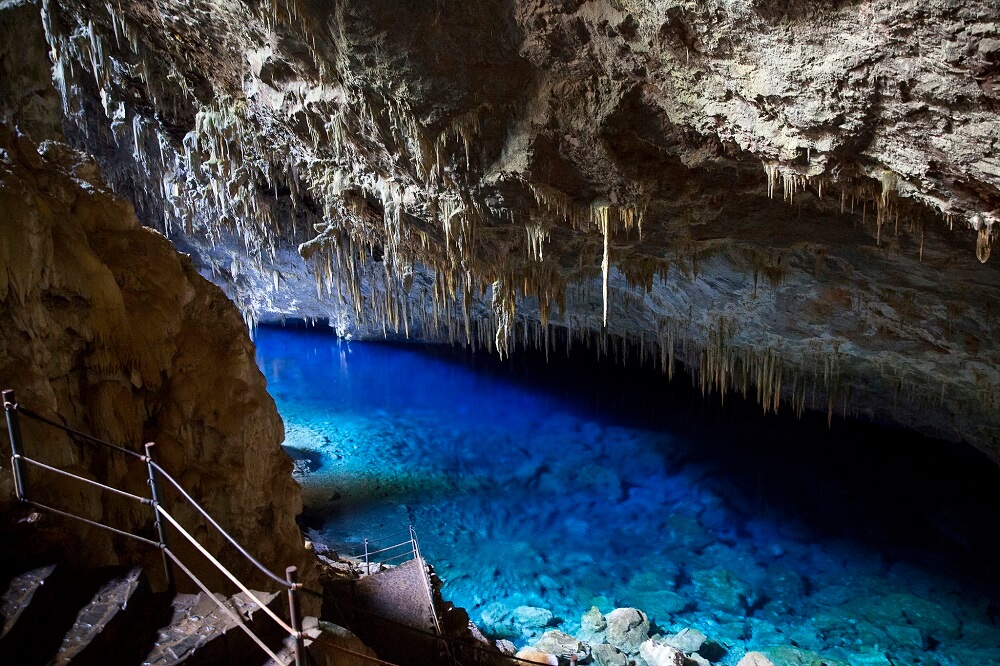 Foto interna da gruta da lagoa azul