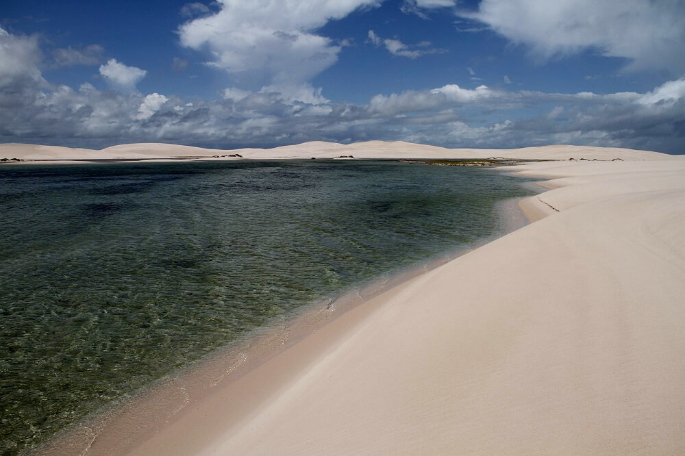 Foto das dunas e de uma lagoa
