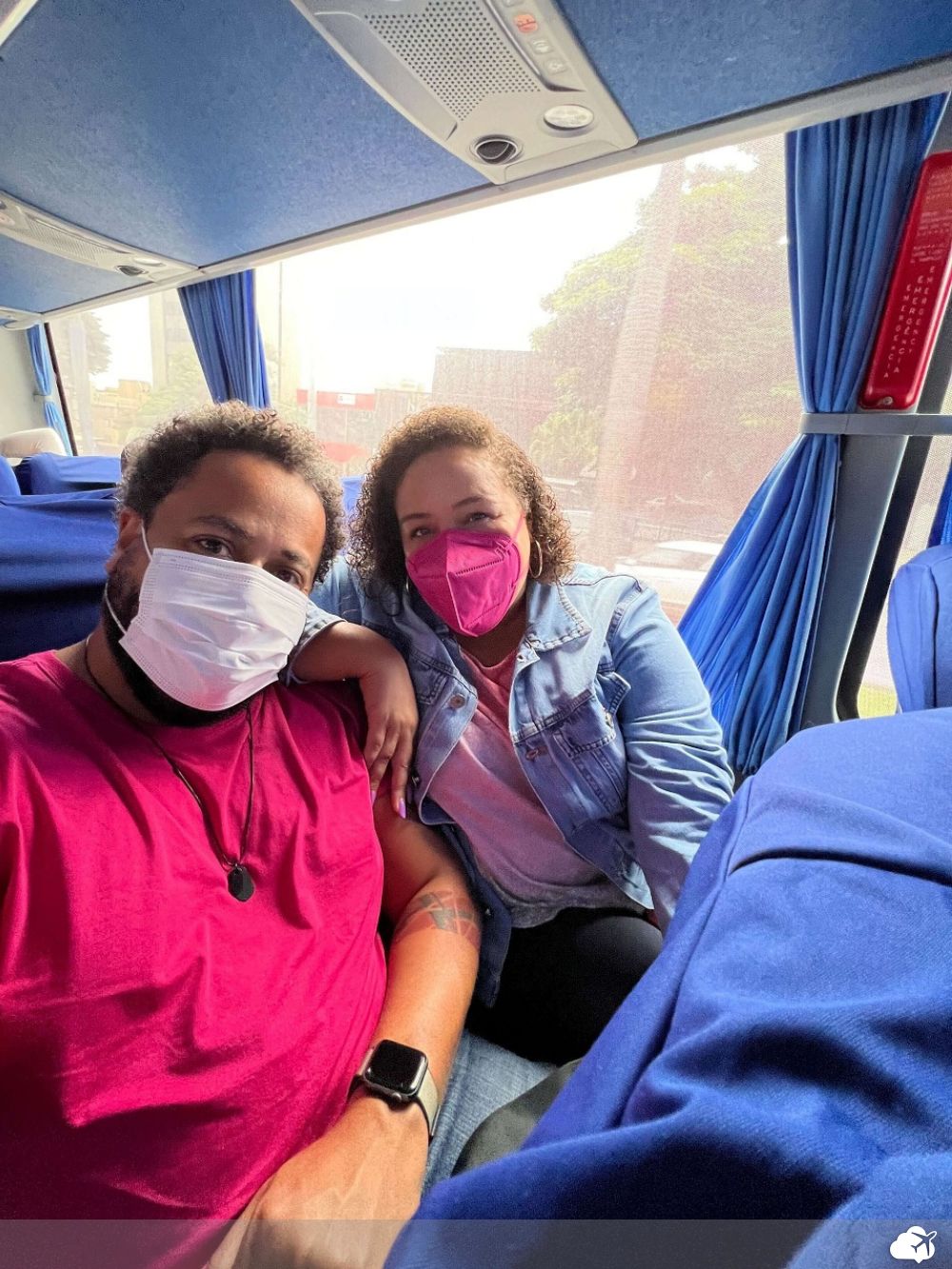 Foto de Pati e Jairo dentro do ônibus rumo à Tiradentes