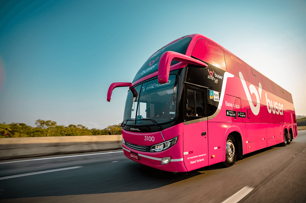 Foto do ônibus rosa da Buser