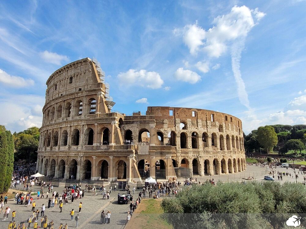 foto do Coliseu em dia ensolarado com céu azul